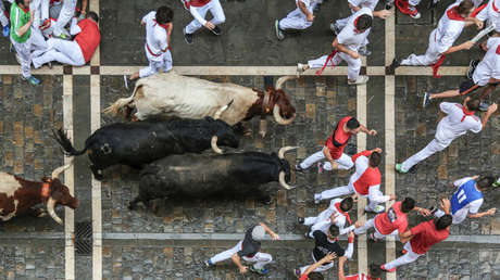 VIDEO: Un toro cornea a un espectador que grababa con una tableta un encierro taurino en España