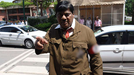 FOTOS: Un 'Hitler' aparece en el Parlamento de la India para transmitir un mensaje