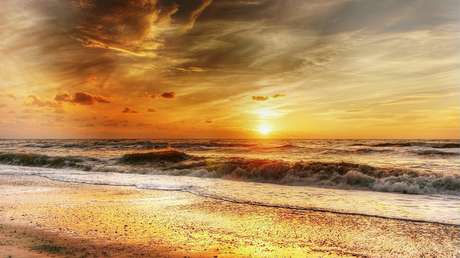 Francia: Un joven de 21 años muere ahogado tras quedar atrapado en un hoyo que cavaba en la playa