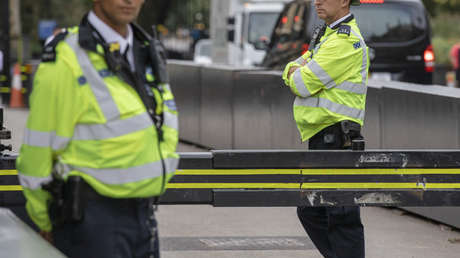 VIDEO: Patean en el suelo a un individuo que intentó atacarles con ácido en Londres