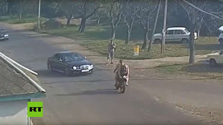 VIDEO: 'Salen volando' de su moto tras ser embestidos violentamente por un auto
