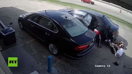 FUERTES IMÁGENES: Ladrones apalizan y atropellan a una mujer que llevaba 75.000 dólares en el bolso