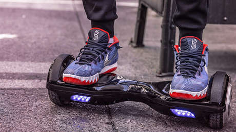 'Jugar con fuego': Dos niños se salvan por los pelos de la explosión de un 'hoverboard' (VIDEO)