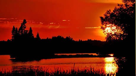 FOTOS, VIDEO: Incendios forestales en Canadá convierten un lago en un paisaje 'marciano'