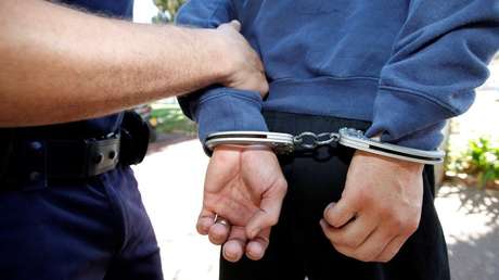 VIDEO: Testigos atacan a dos policías que intentan atrapar a un sospechoso