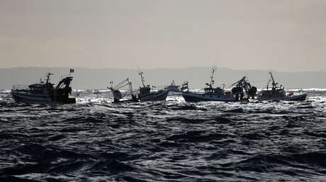 VIDEO: Un pesquero británico embiste a uno francés en una feroz batalla por mariscos