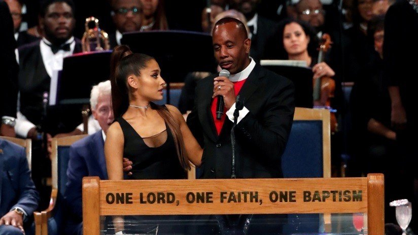 VIDEO: Indignación con obispo que manoseó y se burló de Ariana Grande en funeral de Aretha Franklin