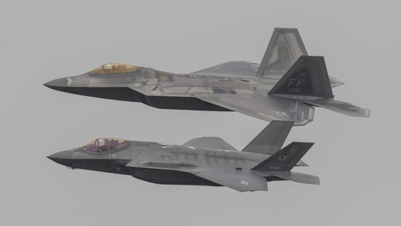 EE.UU. uniría los problemáticos F-22 y F-35 en un solo avión