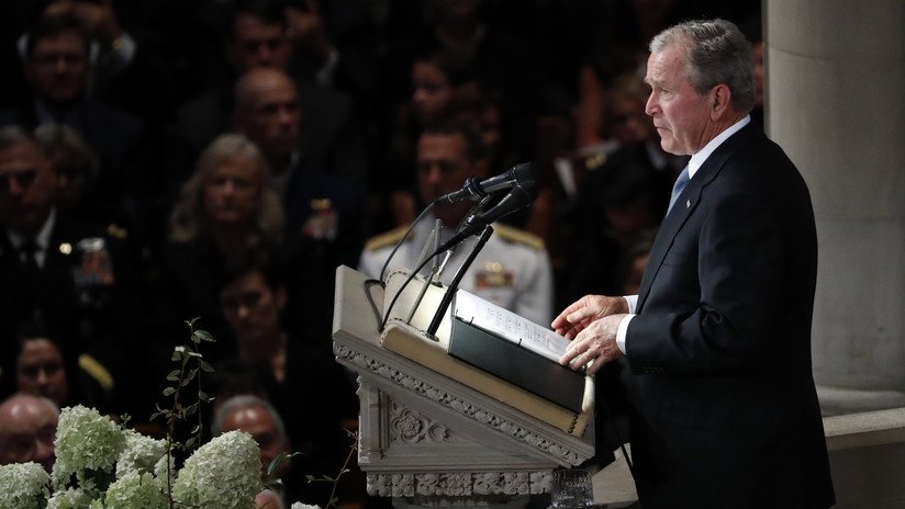 VIDEO: La Red no se pierde el dulce momento de George Bush y Michelle Obama en el funeral de McCain
