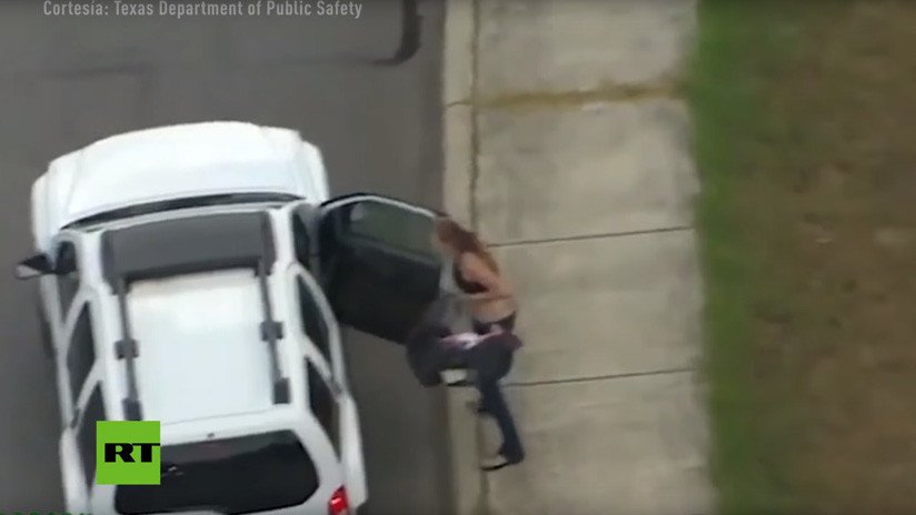 De película: Mujer con un bebé huye de la Policía, choca su auto e intenta robar otro coche (VIDEO)