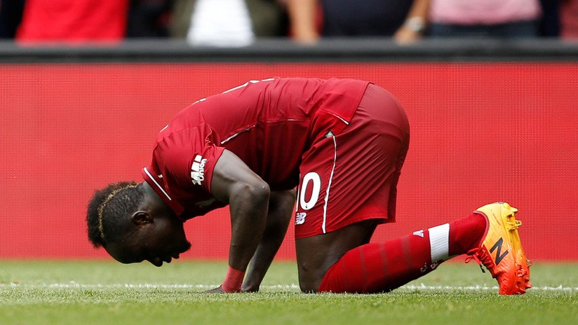 VIDEO: Graban a estrella del Liverpool limpiando el baño de una mezquita tras ganar un partido