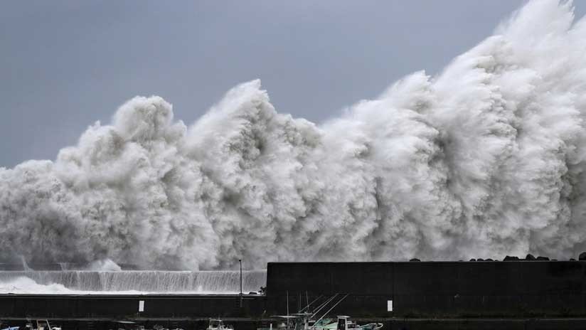 El tifón más fuerte de los últimos 25 años: Un buque cisterna se estrella contra un puente en Japón 