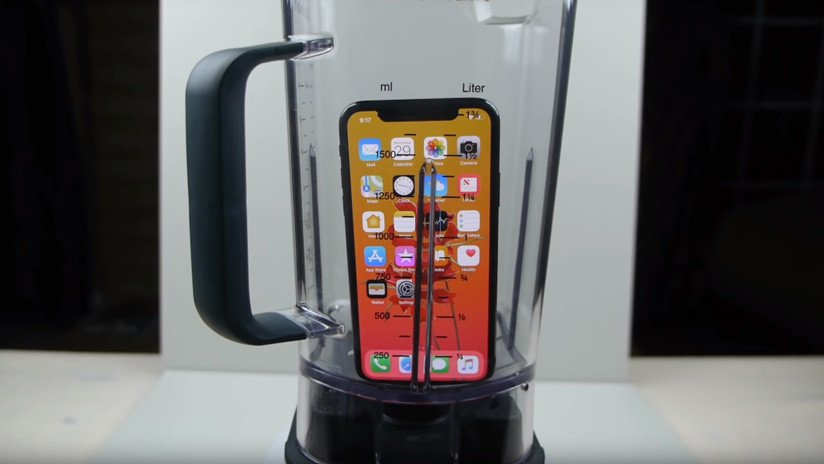 VIDEO: Pulveriza en una licuadora un iPhone X y lo bebe como si fuera un jugo