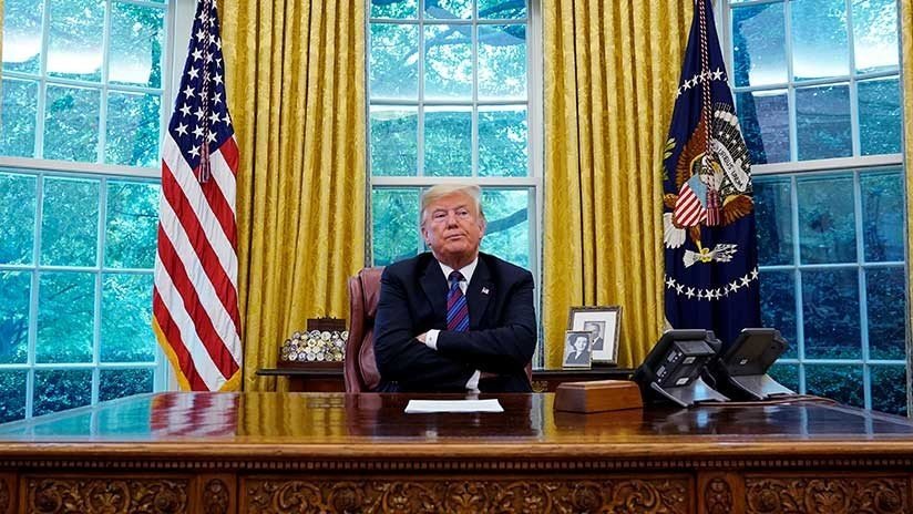 Asistentes de Trump lo llaman "idiota" y roban documentos de su escritorio "para proteger el país"