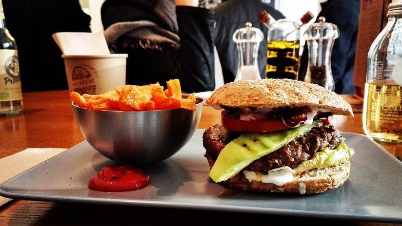 Adelgazar devorando hamburguesas: Pierde 88 kilos sin dejar de comer comida chatarra