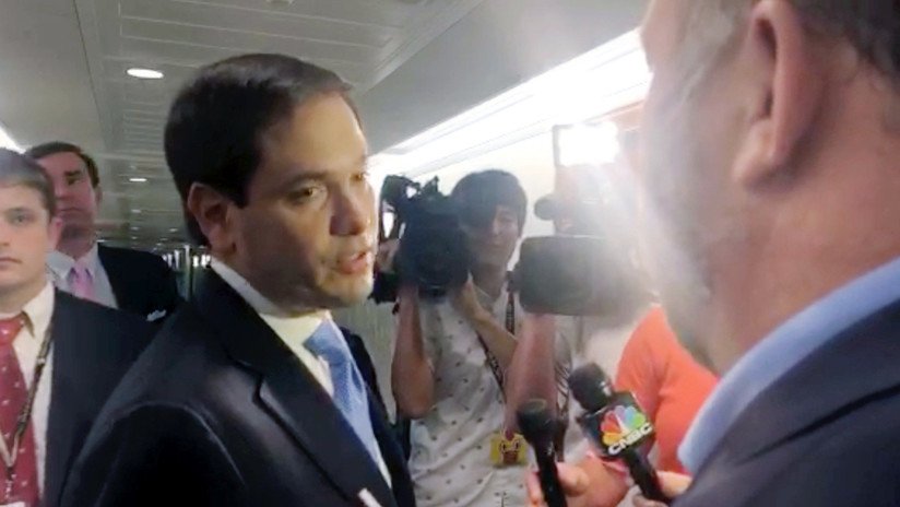 "No me toques de nuevo": El tenso altercado entre el senador Marco Rubio y Alex Jones (VIDEO)