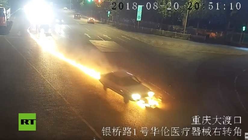 VIDEO: Un coche arrastra una moto y deja una cola de fuego 