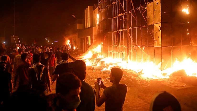 Manifestantes incendian el consulado iraní en la ciudad iraquí de Basora