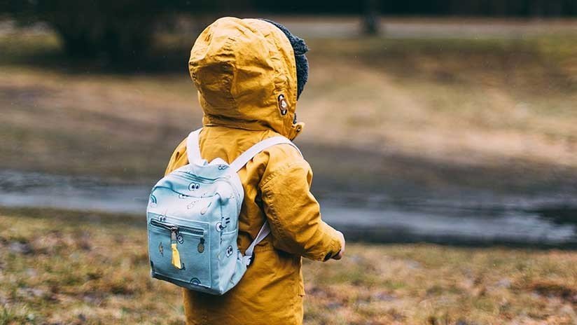 Un pequeño alumno somnoliento confunde una silla con su mochila (VIDEO)