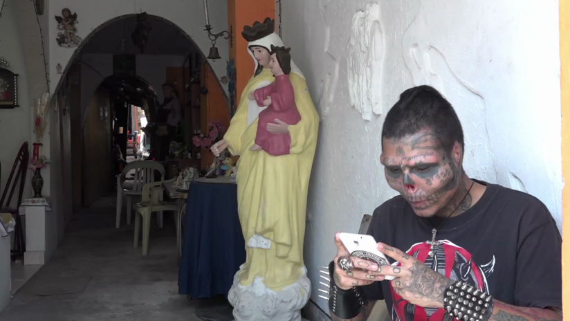 "Soy normal": Tatuador colombiano se corta la nariz y las orejas para parecer una calavera (VIDEO)