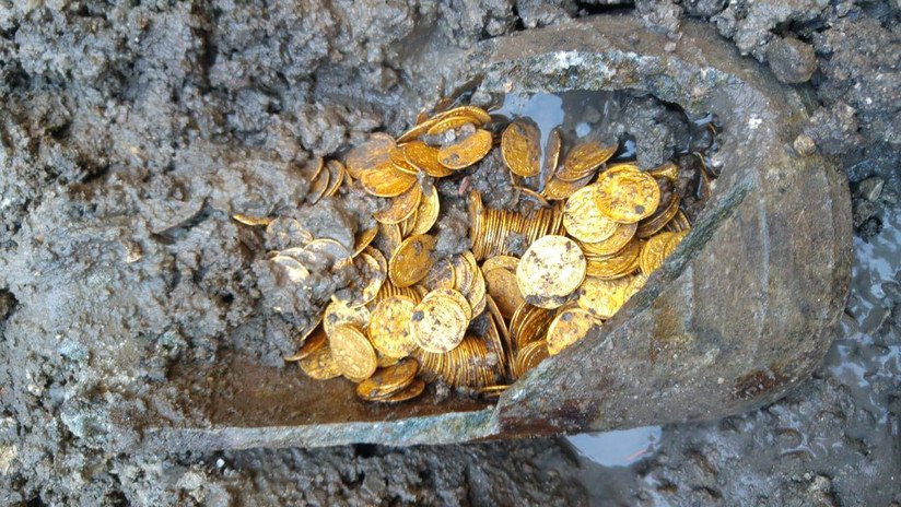 FOTOS: Descubren cientos de monedas de oro de la época romana en un antiguo teatro italiano