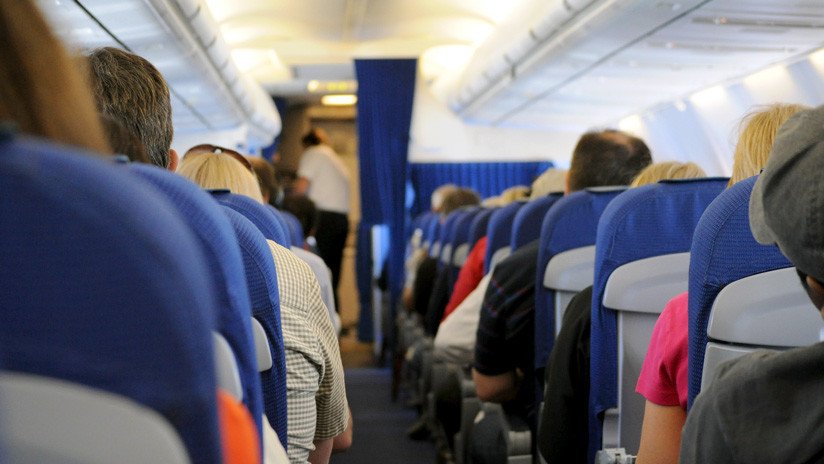 FOTO: Un piloto deja boquiabiertos a los pasajeros al quitarse la ropa y acostarse en pleno vuelo