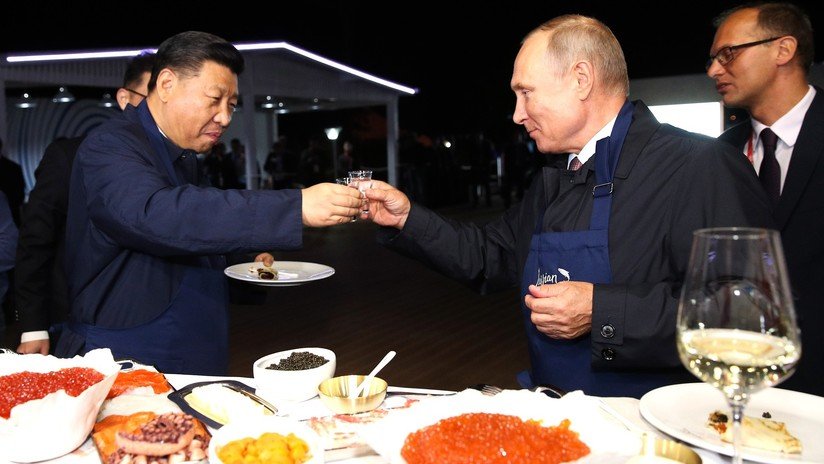 VIDEO, FOTOS: Putin y Xi cocinan y degustan panqueques rusos con caviar en Vladivostok