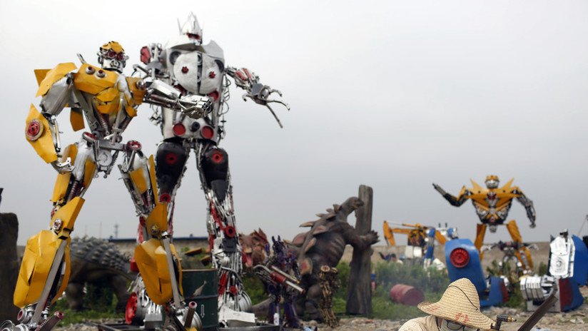VIDEO: Un enorme robot 'Transformer' sale a pasear por las calles de Pekín y acaba 'detenido'