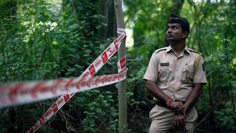Un hombre decapita a su esposa y entra en una comisaría de la India sosteniendo su cabeza