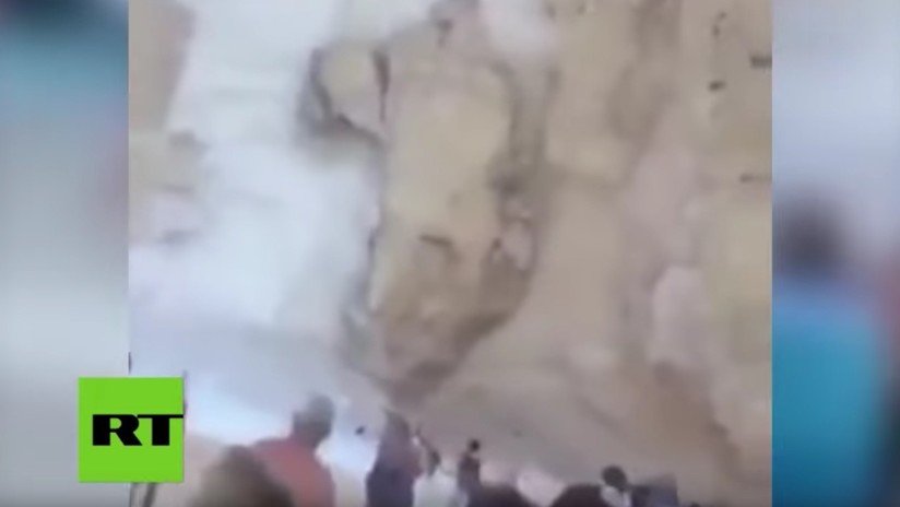 VIDEO: El momento en que enormes rocas caen sobre turistas en una popular playa griega