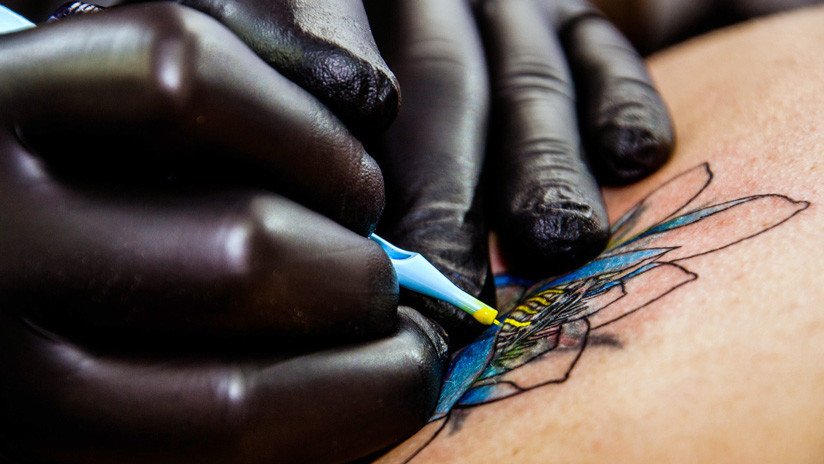 Revelan las consecuencias más peligrosas de tatuarse - RT