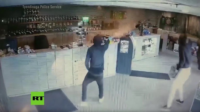VIDEO: Hombre armado con un 'bong' ahuyenta a cuatro ladrones en una tienda de cannabis