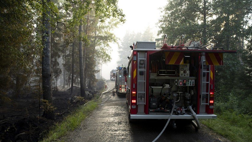 FOTO, VIDEO: Al menos 300 evacuados por un enorme incendio en una fábrica de velas en Finlandia