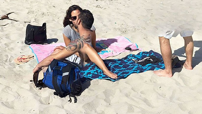 FOTO: Google Maps capta una rara foto de enamorados que 'comparten' sus cuerpos en una playa