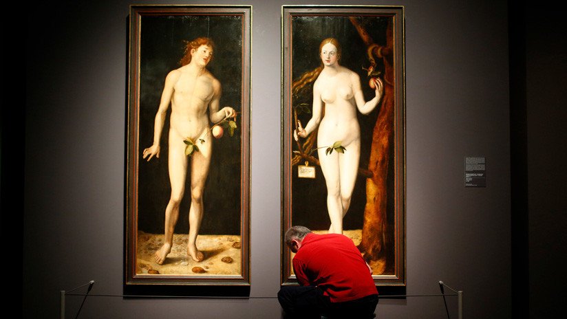 Adán y Eva al cuadrado en el Prado: una pareja se desnuda delante de la obra de Durero 