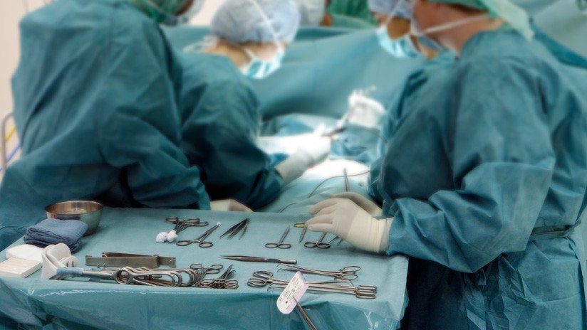 Durante 26 años vivió con un instrumento quirúrgico en su abdomen