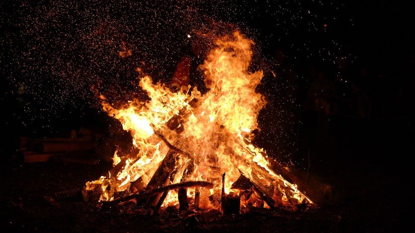 VIDEO: Sufre serias quemaduras tras colgarse boca abajo sobre el fuego en un ritual de magia negra