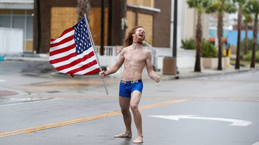 "Eres débil y pequeño, Florence": Rockero enfrenta al huracán con la bandera de EE.UU. (VIDEO)