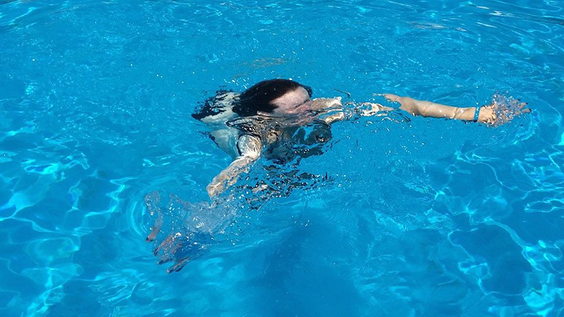 Una mujer queda parcialmente ciega tras meterse en una piscina con sus lentes de contacto