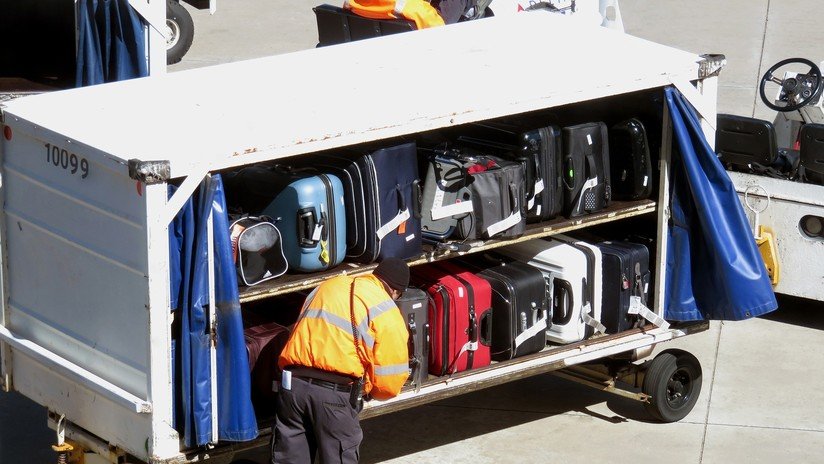 VIDEO: Pillan a un operario del aeropuerto de Ibiza robando de una maleta  