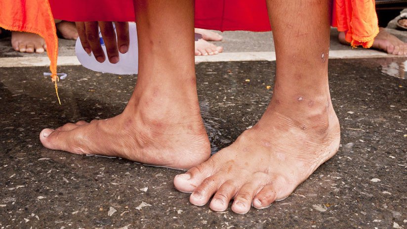 VIDEO: Un hombre bebe el agua con la que lava los pies a un diputado de India