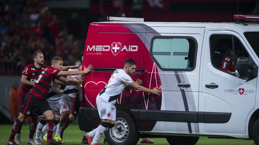 VIDEO: Futbolistas brasileños suspenden el partido para empujar una ambulancia fuera  de la cancha