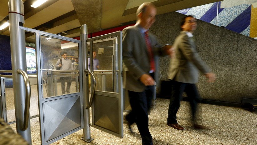 Chile: La espectacular caída de un joven en una escalera del metro se vuelve viral (VIDEO)