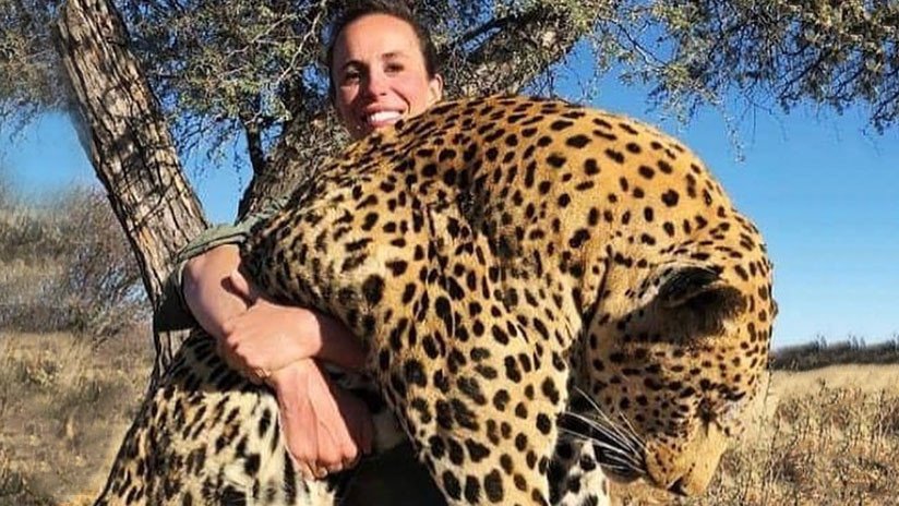 "¡Encuentren a esta z***a!": Posa con un gran leopardo muerto en sus brazos y la Red no la perdona