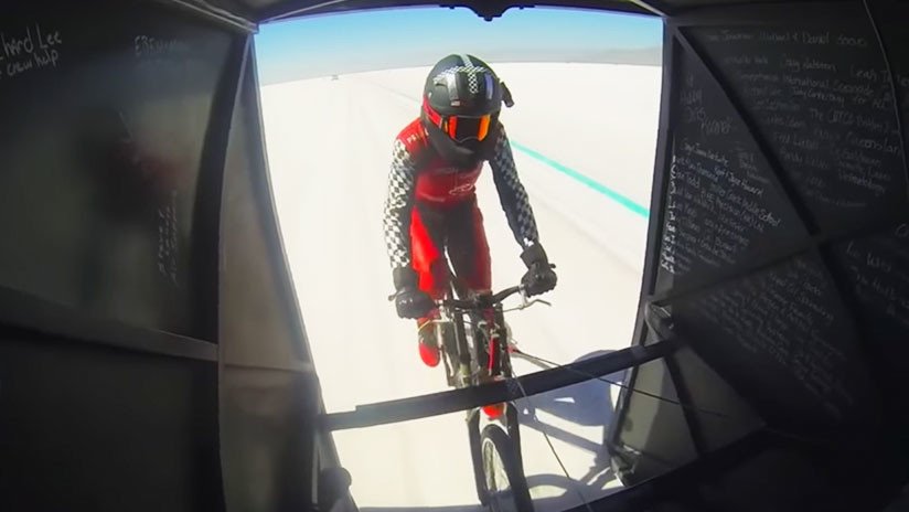 VIDEO: Una ciclista bate el récord de velocidad desplazándose más deprisa que un Airbus en despegue