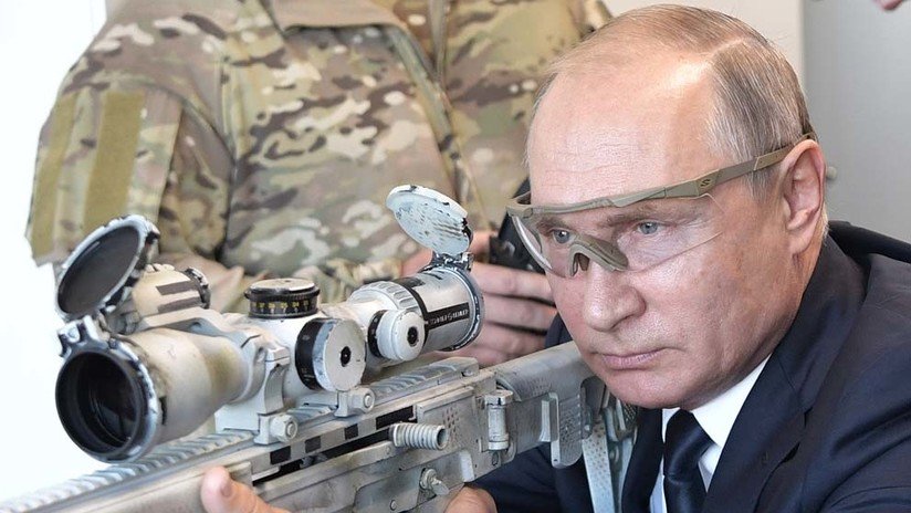 El presidente ruso dispara con un rifle de francotirador