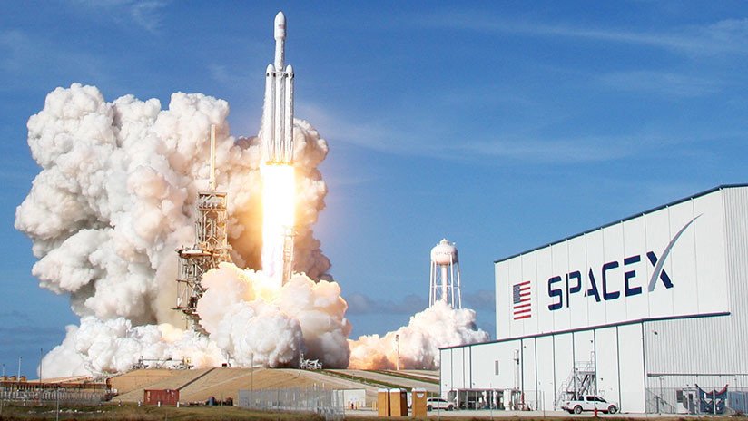 La empresa espacial de Elon Musk no descarta lanzar misiles "si es para la defensa del país"