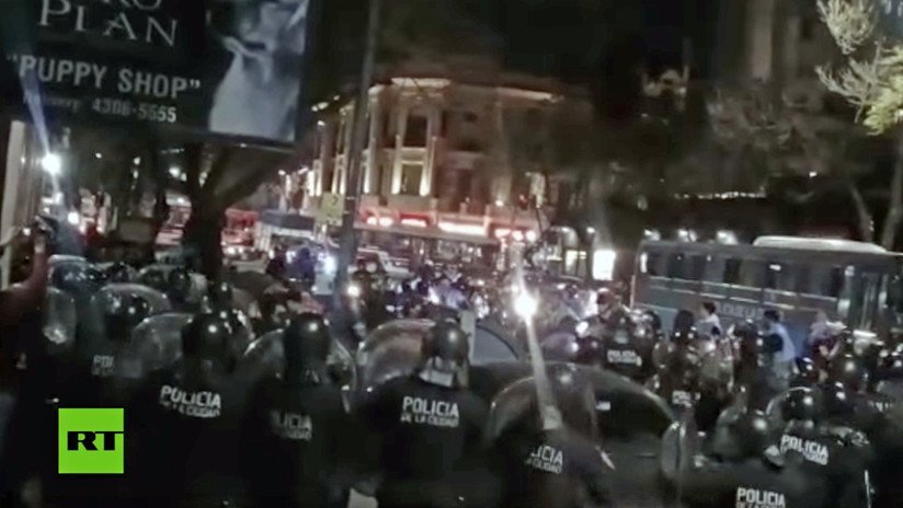 "Me dijeron negra de mierda y me esposaron": 13 detenidos en protestas en Argentina