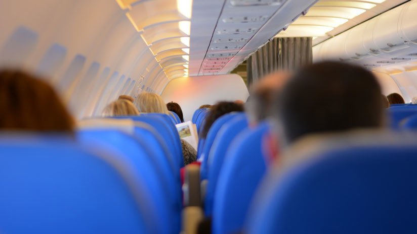 VIDEOS: Monta un escándalo y amenaza con abrir la puerta del avión por "tener mucho calor"