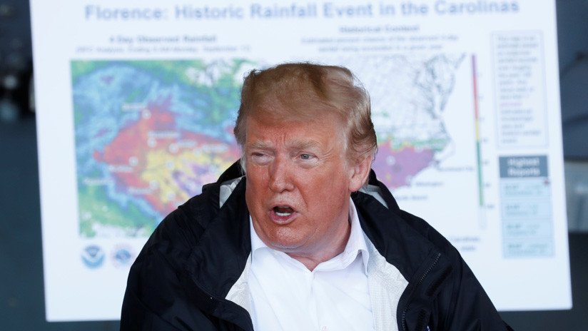 Trump a una víctima del huracán Florence: "Al menos conseguiste un buen barco con todo esto"